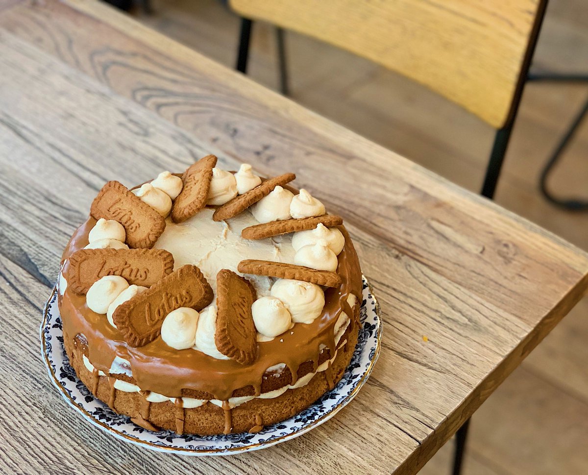Our vegan Biscoff cake 😋. Think its going to become a new fav. Get it before it’s gone. After coffee and cake or lunch we have it all. Open daily, 9am to 3pm. Roast served on Sunday 👌🍴
#cake #vegan #biscoff #baking
