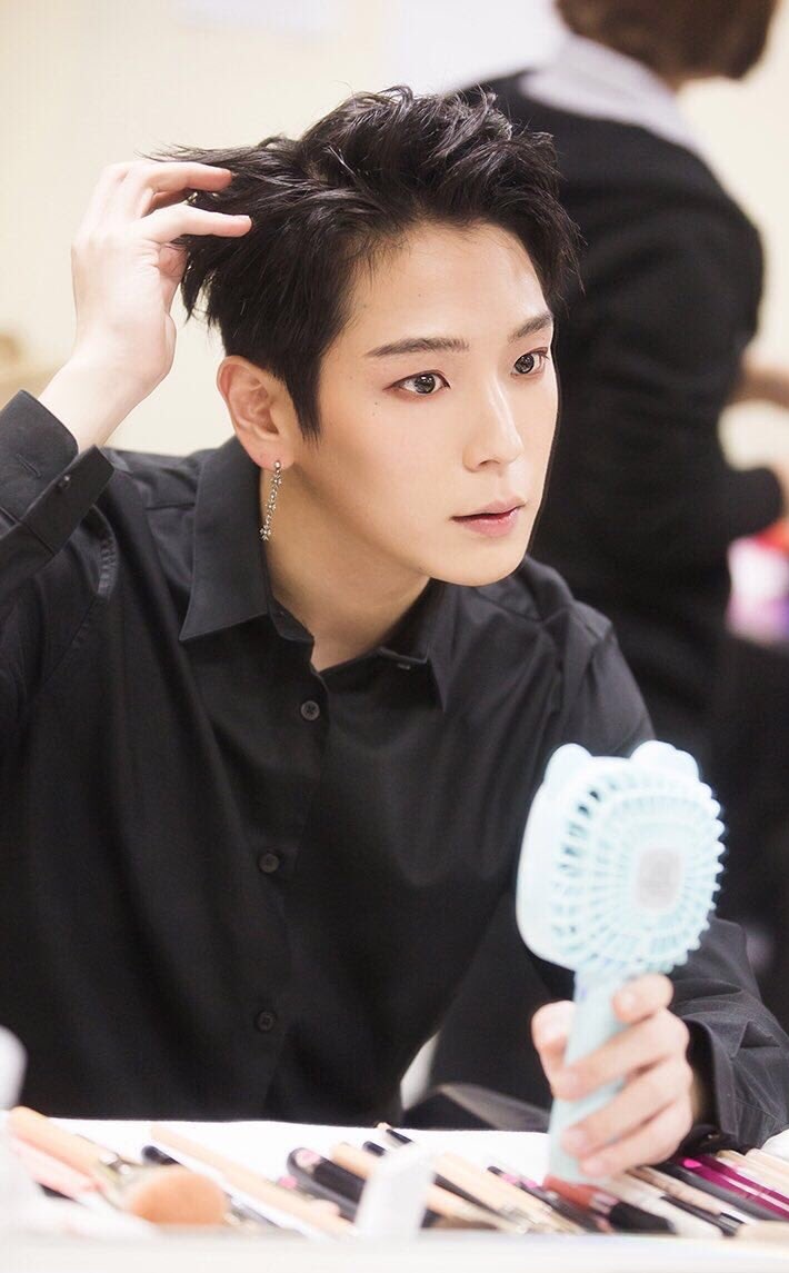BAP__twt's tweet photo. ⠀⠀· 𝔹.𝔸.ℙ 𝑢𝑝𝑑𝑎𝑡𝑒 ·

                     › 21·02·20 ‹

#TXT_MagicIsland 
    
@ › Jesee. . .

 Estos últimos días no he podido parar de escuchar esta mágica canción, se las recomiendo al 100%. https://t.co/FKuChzdRjo