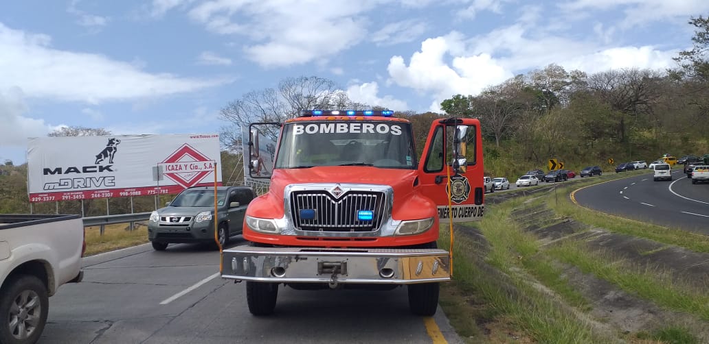 BCBRP's tweet photo. #Oeste Camión que transportaba maíz se vuelca en Cerro Camapana en dirección a Capira, no se reportan heridos. Tráfico lento en ambas direcciones. #UnidosLoHacemos @ProtegeryServir https://t.co/5sqcI5xhdF