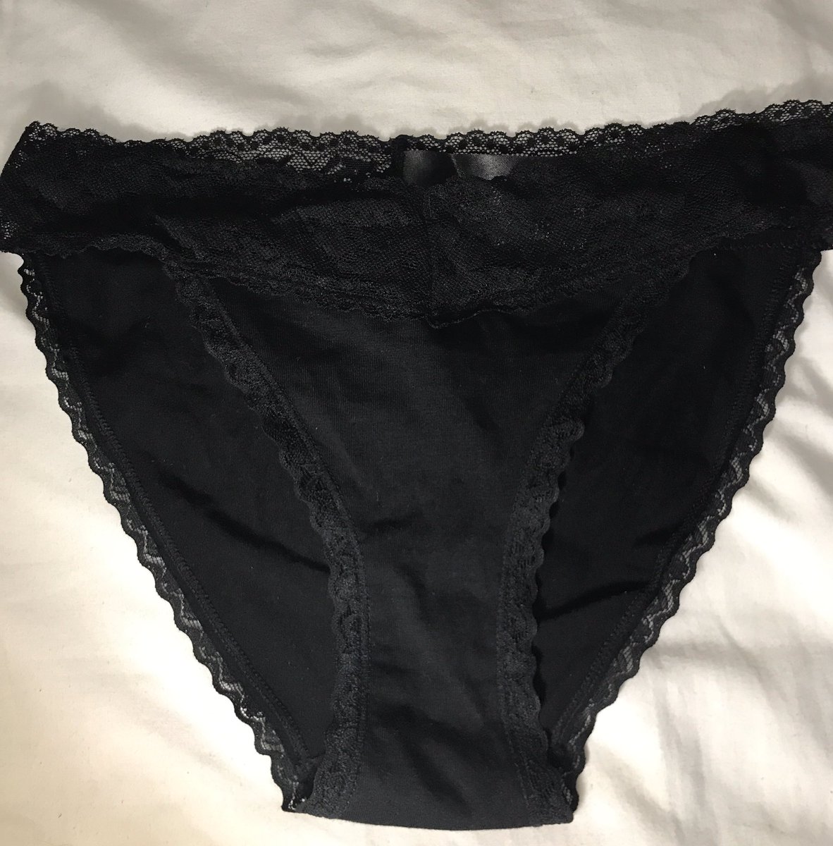 culotteportee1's tweet photo. N’hésitez pas à venir dans nos DM pour voir les strings/culottes et chaussettes que nous vendons avec ma copine 💋💋 #culottesale #culotteportee #chaussettesale #chaussette #odeur #money https://t.co/UYlN1YN0s8