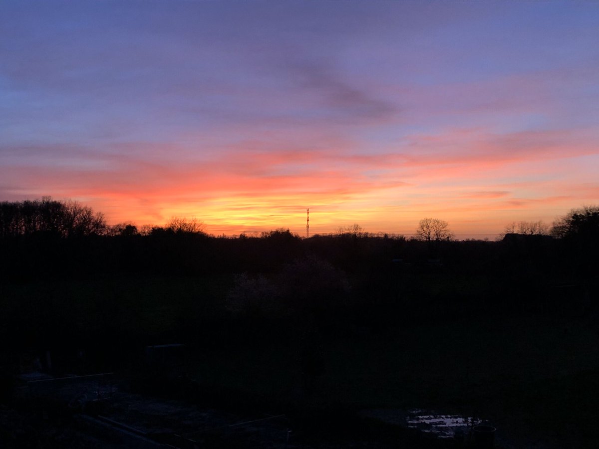 Ce soir magnifique couché de soleil à La Garnison. Vivement le printemps pour profiter de cette lumière autour d’un verre sur la nouvelle terrasse 😎🍾👍🏻
 #reception #chateaudelagarnison #orvault #cocktails #espaceatypique #happyhour #afterwork #séminaire