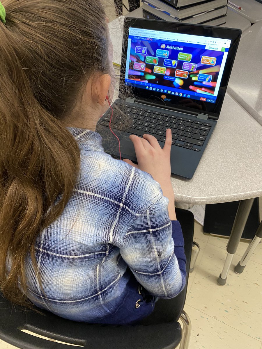 Corrie32Tech's tweet photo. Students exploring and learning using @worldbookinc #GCASDproud @GCASDELEM https://t.co/eKDyWZ9YFf