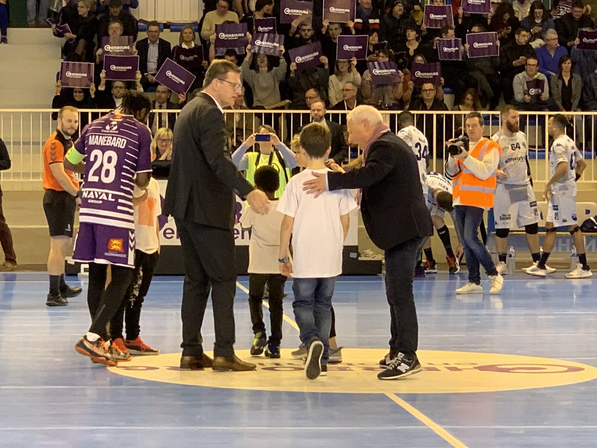 PatriceMartin50's tweet photo. @JSCherbourg vs #Saran en présence de nombreux jeunes de nos quartiers. Le coup d’envoi est donné par @ArriveBenoit #allezJSC https://t.co/ZaLDT0iE9m