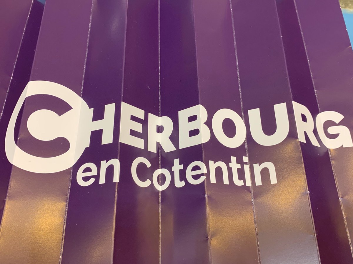 PatriceMartin50's tweet photo. @JSCherbourg vs #Saran en présence de nombreux jeunes de nos quartiers. Le coup d’envoi est donné par @ArriveBenoit #allezJSC https://t.co/ZaLDT0iE9m