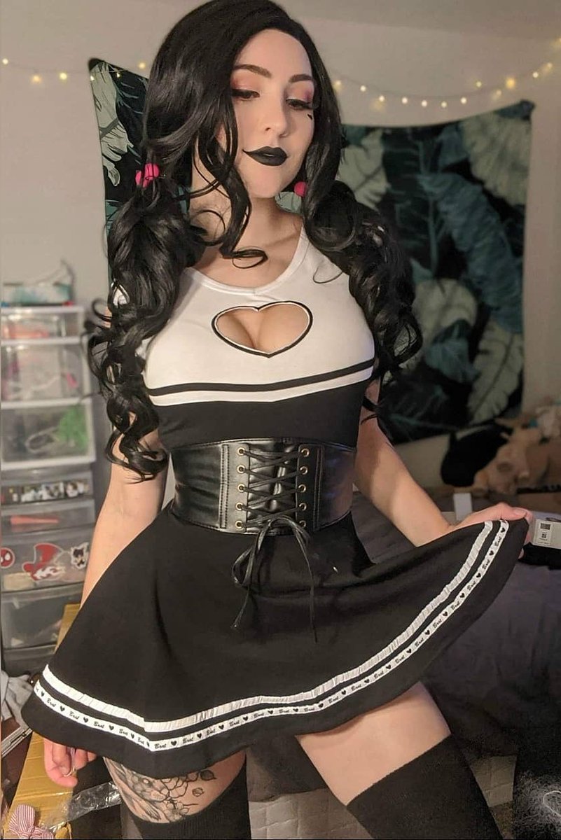 FamilideapolRa's tweet photo. "@luxlocosplay: Pink or black? 💗🖤 https://t.co/HfokSa7qiw"ahora una foto sin calzones?!!