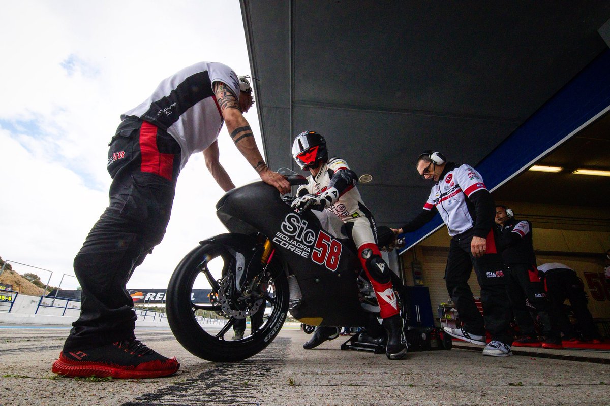 teamSic58's tweet photo. #IRTAtest done ✅
Now head on #Qatar 🇶🇦💪🏻
#JerezTEST #sic58squadracorse #TS24 #NA23 #Moto3 #MotoGP #nilsyourbike @Acerbisitalia #acerbis #acerbismotorsport #acerbisplastics #acerbisathlete #Sic58 https://t.co/xiVkScgS6z