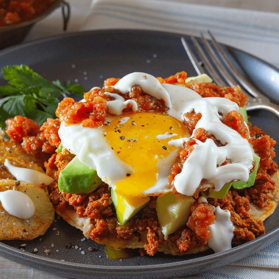 Homemade weekend brunch in only 20 minutes? These Chorizo Huevos Rancheros Tostadas will do the trick 🙏😍 caciqueinc.com/recipes/choriz… #GoAutentico
