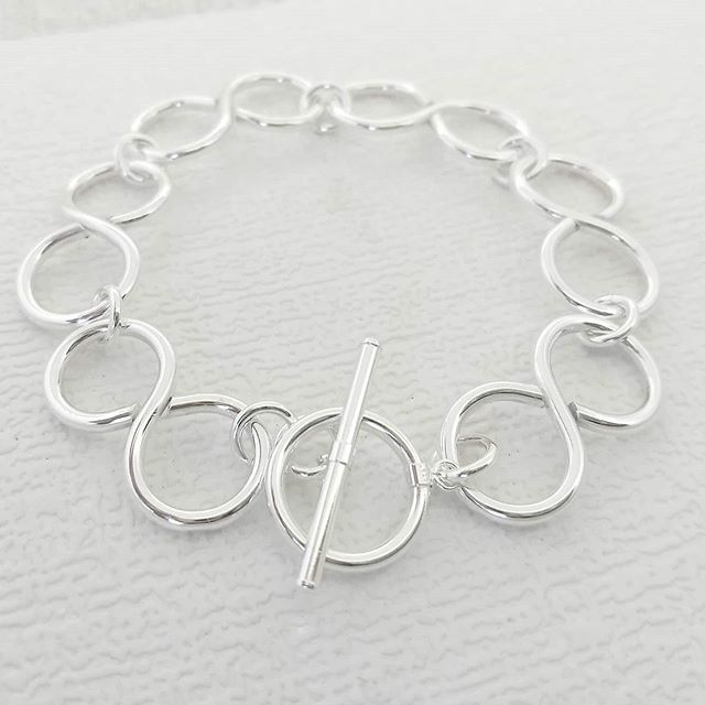 pers_treasures's tweet photo. ♾️Beautiful infinity links bracelet handcrafted from sterling silver wire♾️
#25thanniversary #love #forever #iloveyou #endlesslove #25years #alwaysandforever #infinity #bracelet #silver #infinitybracelet
#toinfinityandbeyond #braceletsoftheday #handm… https://t.co/2choRcgabF https://t.co/WAAGRVzC6O