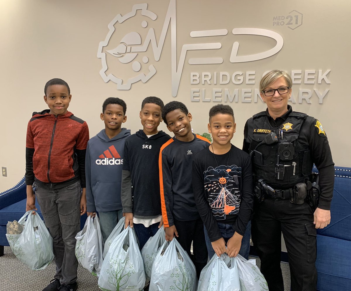 DeputyGriff_SRO's tweet photo. Busy day here @MEDatBCE @RichlandTwo I was finally able to get my 4th grade #CougarCadets their uniforms!! Special thanks to #SCStateGuard for the uniform donations!! #RCSDSRO #TeachingValues #JrJROTC https://t.co/pdNTrlmmqo