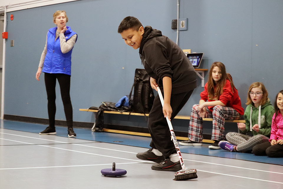 KyleBalzer's tweet photo. .@harwin57 had a visit from 2 curling greats this AM with a message to get into the game competitively &amp; socially 🥌 @tbrewster7 &amp; Karri Willms believe it's key to a child's development to be with friends &amp; create community via sports | #CityOfPG @worldcurling @PGMatters https://t.co/Eegm6pNMaU