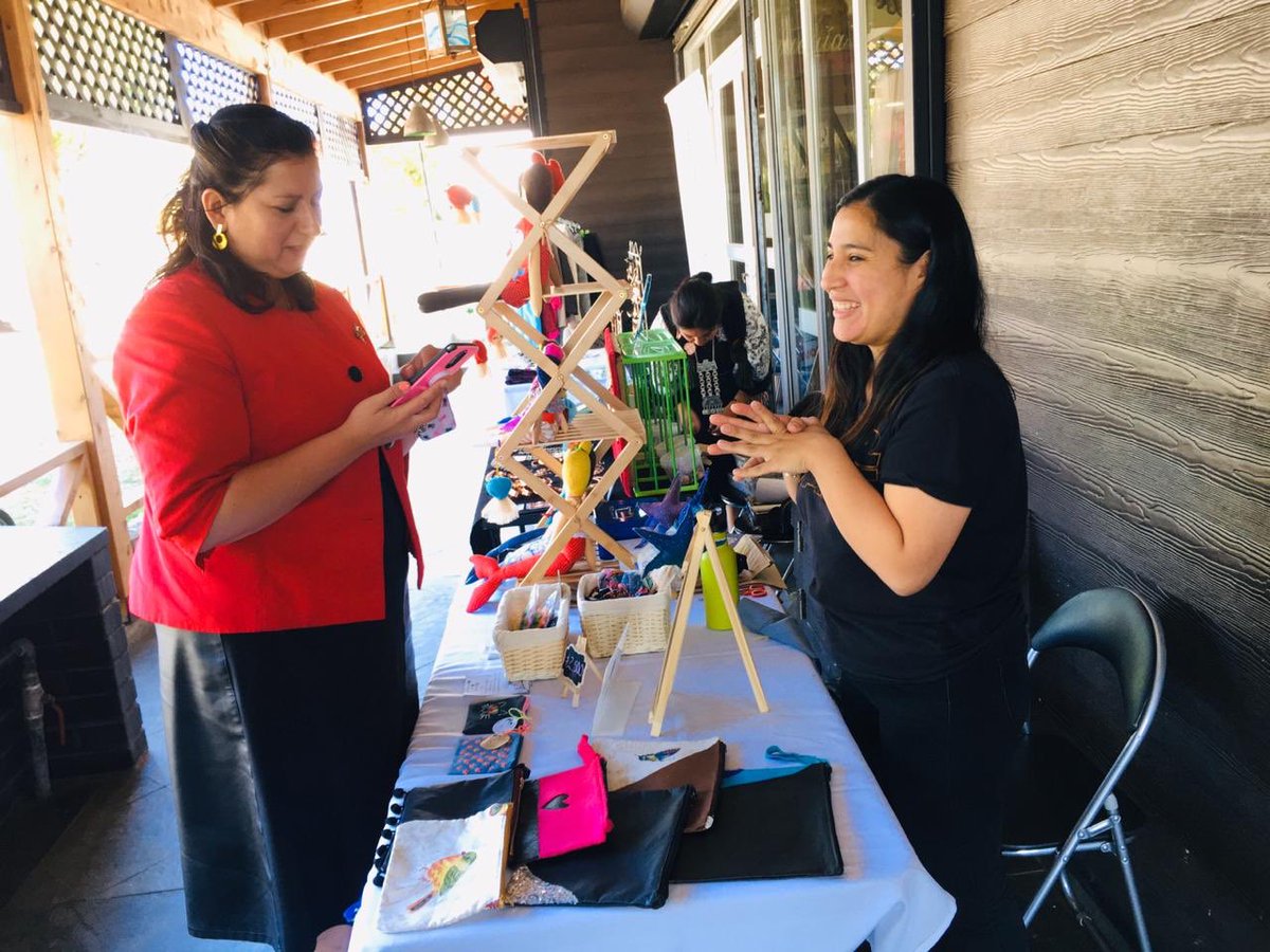 SernamEGLosRios's tweet photo. ☀️En un #BuenViernes en #Valdiviacl, Alicia, Joice, Debra y Gabriela nos deslumbran con sus trabajos en el Rincón Emprendedor #TejaMarket 
. No dejes de visitarnos y apoyar el emprendimiento femenino y #AutonomíaEconómica de las mujeres🙋🏻‍♀️Viernes y sábados desde las 10.30 a 19.00 https://t.co/PnDb74aPyh