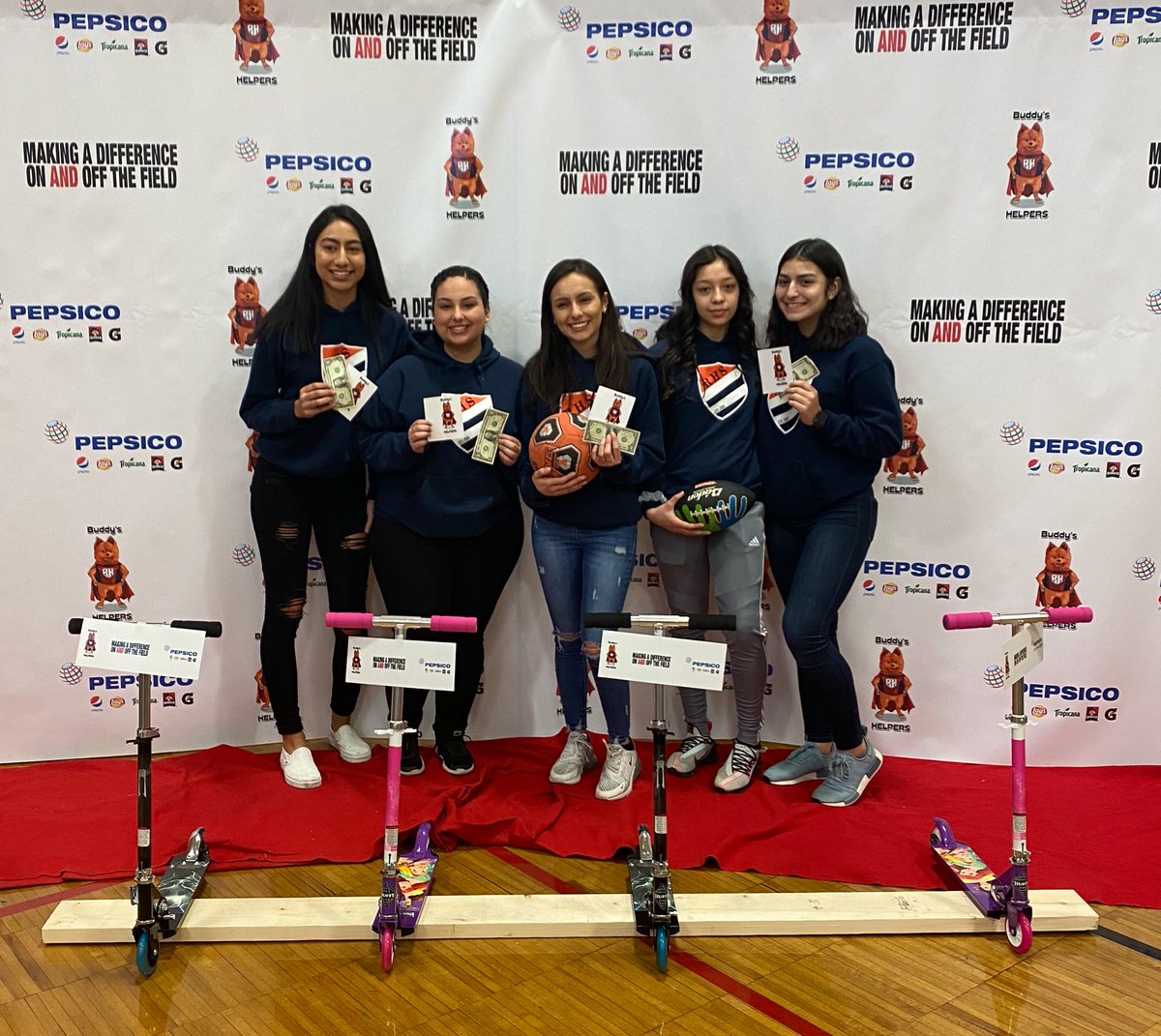 RHSGirlsSoccer7's tweet photo. Here are a few pictures of this morning were Alyssa Renterรญa, Valeria Valles, Maya Ocampo, Yesenia Becerra, and Natalia Valles took part in a surprise for Elementary kids in Cicero as a part of #NationalRandomActsOfKindnessWeek @BuddysHELPERS https://t.co/aLJqfBoJc0