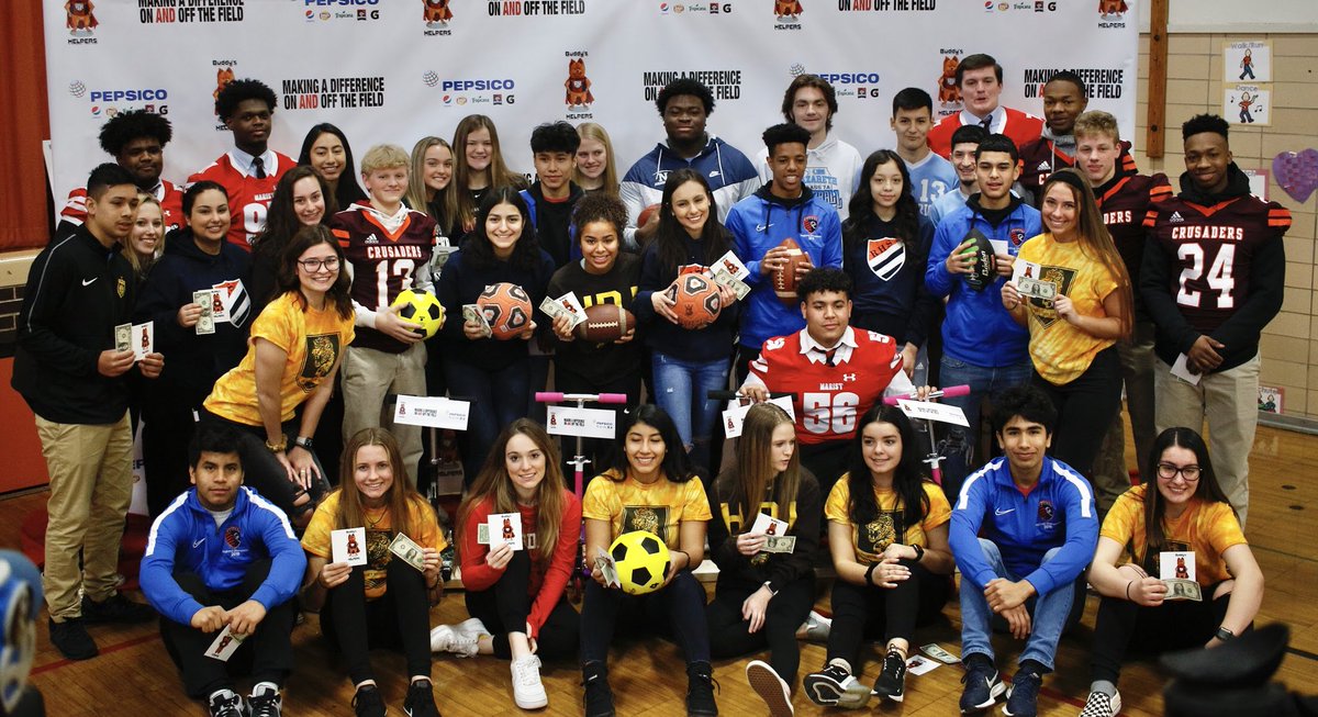 RHSGirlsSoccer7's tweet photo. Here are a few pictures of this morning were Alyssa Renterรญa, Valeria Valles, Maya Ocampo, Yesenia Becerra, and Natalia Valles took part in a surprise for Elementary kids in Cicero as a part of #NationalRandomActsOfKindnessWeek @BuddysHELPERS https://t.co/aLJqfBoJc0