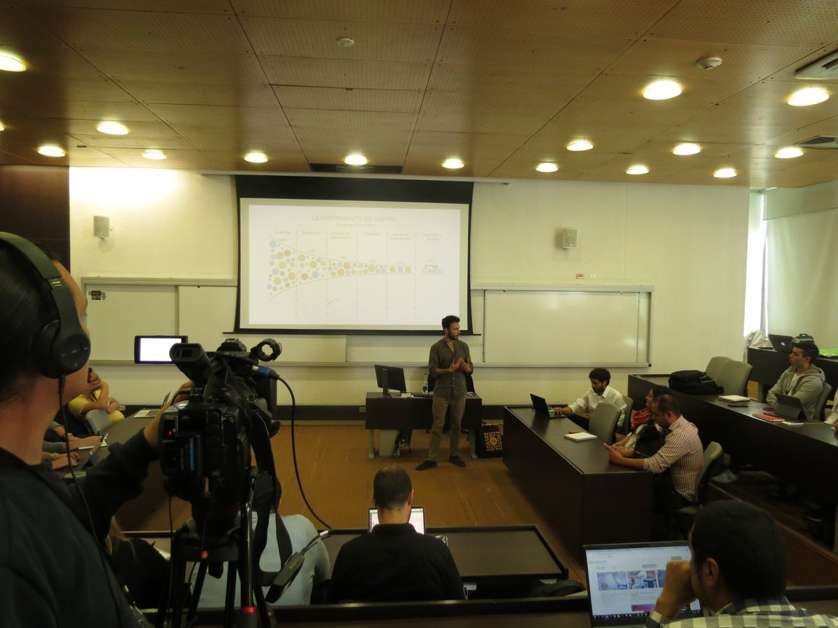 clau_jimenezh's tweet photo. @migue2571  nos cuenta q una buena forma d estructurar la ronda de inversión de #startups es definir hitos técnicos, comerciales y/u organizaciones q se vuelven el plan de crecimiento. Resaltó la importancia del equipo y su cultura para generar confianza en los inversionistas! https://t.co/dy1HjfYJbn