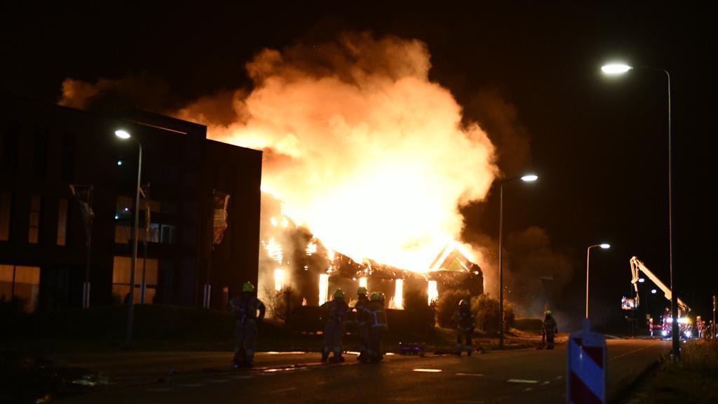 Grote brand op bedrijventerrein in Zwaag..