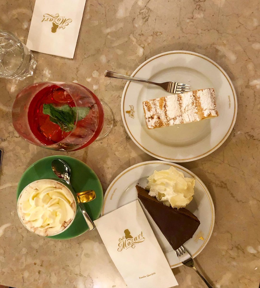 2maletas's tweet photo. Schöne Wien! 😍

Viena es para caminarla y pararse a admirar todas sus esquinas.

Acaba el día “vienesamente” en una de sus míticas cafeterías, como la Mozart en la plaza Albertina, ¡con opciones #glutenfree!

#Wien #Viena #viaje #arte #travelblogger #ViennaNow https://t.co/qRhlO4KUqW