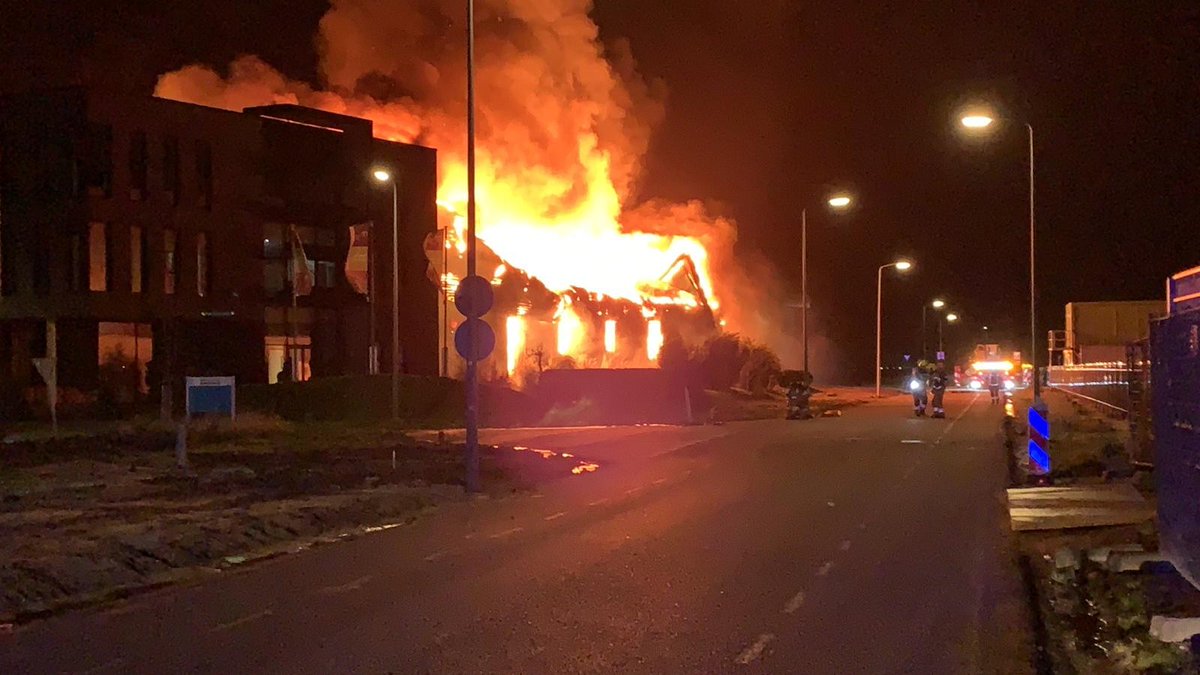 Metershoge vlammen bij brand op industrieterrein in Zwaag: ZWAAG