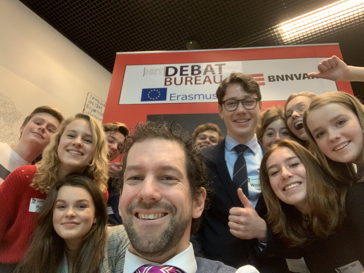 Een goed debat; onmisbaar voor een gezonde democratie...

Ruim 200 scholieren gingen vandaag met elkaar in debat op het provinciehuis. Ik mocht hen welkom heten en vertelde hoe ik ooit zelf als 16-jarige voor het eerst kennis maakte met <a href="/PSUtrecht/">Provinciale Staten Utrecht</a>. 
Top <a href="/OWNHL/">Op weg naar het Lagerhuis</a> <a href="/ProvUtrecht/">Provincie Utrecht</a>!