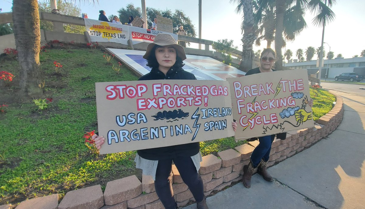 beksbot's tweet image. Today, activists from Brownsville, Texas spoke out against three proposed fracked gas exports as part of an international action #BreaktheFrackingCycle with communities in Ireland, Argentina, &amp;amp; Spain