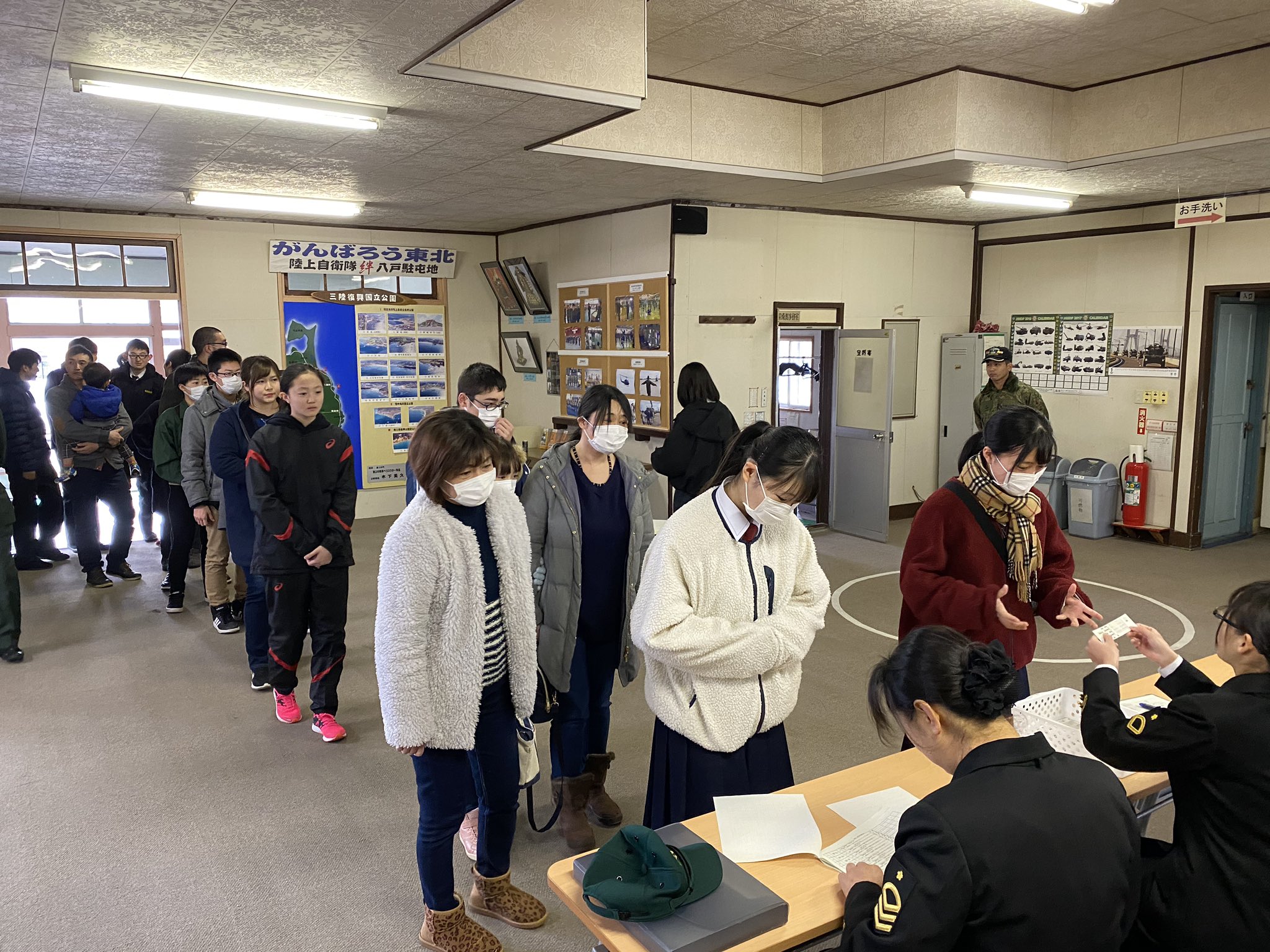 自衛隊 青森地方協力本部 公式 八戸 三沢体験搭乗 ー ﾉ 八戸駐屯地は風は冷たいですが 予定通り体験搭乗実施中です 青森地本 八戸駐屯地 八戸地域事務所 三沢募集案内所 体験