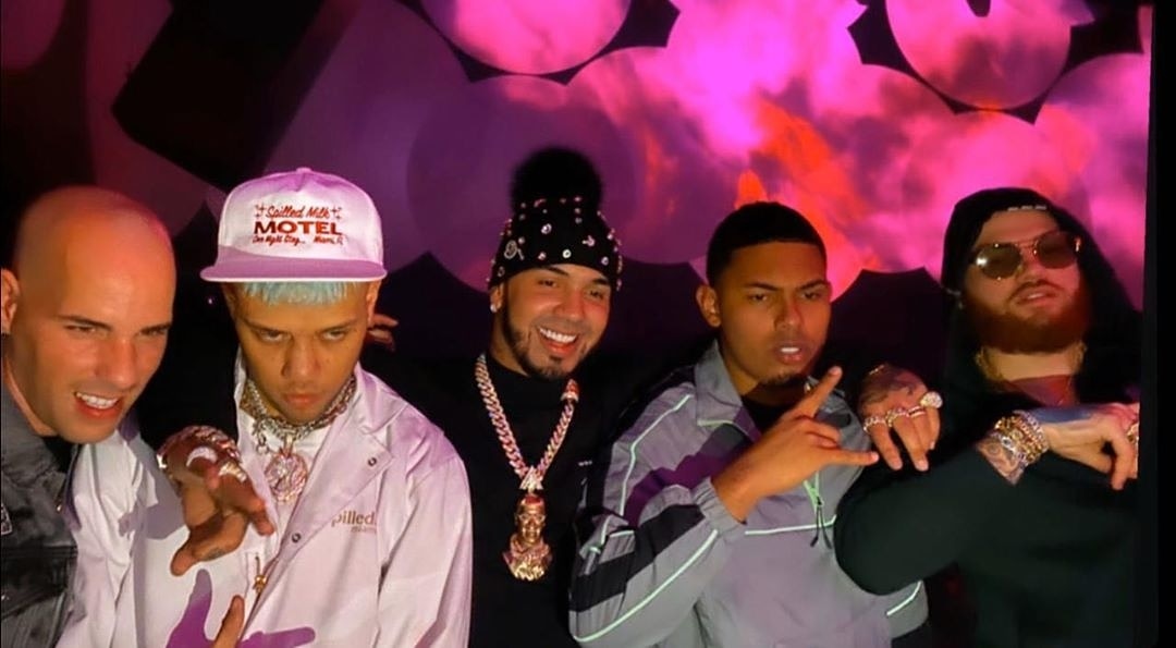 Una colaboración entre, #KendoKaponi <a href="/jhaycortez/">JHAYCO</a> <a href="/Anuel_2bleA/">Anuel_A▲</a> <a href="/myketowerspr/">gi</a> y <a href="/MikyWoodz/">Miky Woodz OG 🦁</a> no estaría de más.🙏🙏