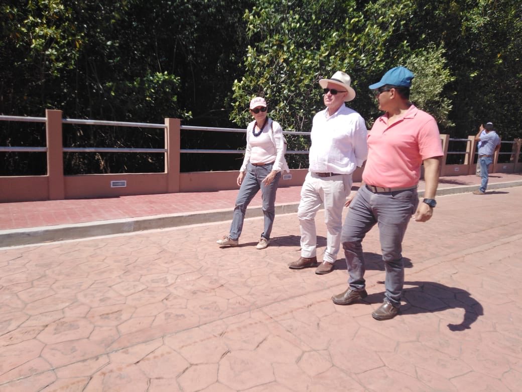 EdgarAmayaCap's tweet photo. La introducción del agua potable en la isla Espíritu Santo va viento en popa, por ellos me reuní con nuestros amigos de  FUNDAMUNI, personal de ANDA, y el Embajador de El Salvador en Bruselas, para gestionar los fondos necesarios para este valioso proyecto.
#GobiernoParaTodos https://t.co/YfLXZ5OVki