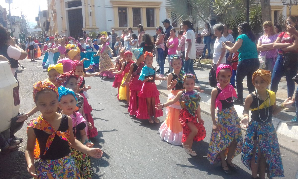 CRAJAUREGUI2's tweet photo. @MPPEDUCACION @charlychaves @psuvaristobulo @Crazet2011 @ZonaEducTachira Las Instituciones Educativas y culturales de La Grita - Jauregui Estado Tachira estuvieron presente en el desfile de CARNAVAL 2020 https://t.co/6Dh83TjUcH