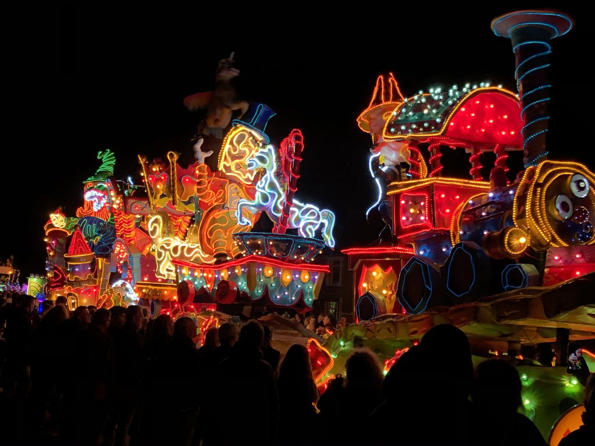 Verlichte optocht Tubbergen weer overweldigend: mooie verlichting op prachtige wagens , super acts van de loopgroepen.