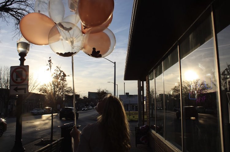 sweetsvet_13's tweet photo. Some behind the scenes of my birthday photo shoot 😂💕 that wind and balloons did not like each other... https://t.co/htEjvIXujC