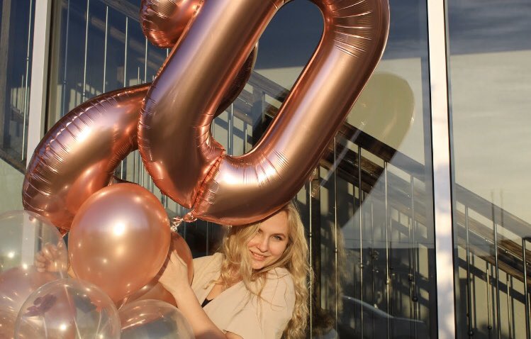 sweetsvet_13's tweet photo. Some behind the scenes of my birthday photo shoot 😂💕 that wind and balloons did not like each other... https://t.co/htEjvIXujC