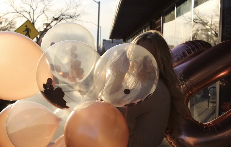 sweetsvet_13's tweet photo. Some behind the scenes of my birthday photo shoot 😂💕 that wind and balloons did not like each other... https://t.co/htEjvIXujC