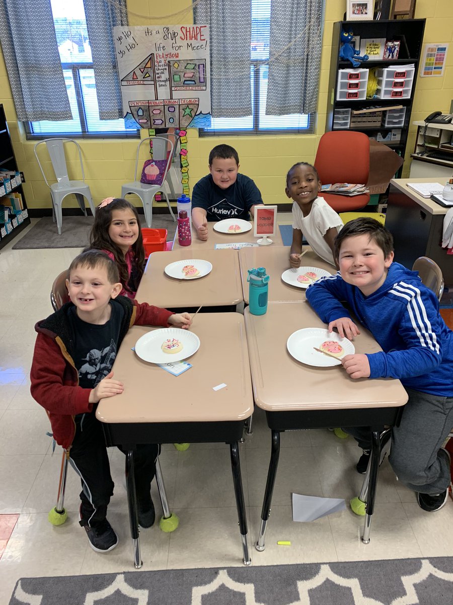 BCEmsharbin's tweet photo. Math is SWEET when you get to partition cookies into equal pieces to learn about fractions. @BCE_Bucks @goostreek https://t.co/CryCOgo54o