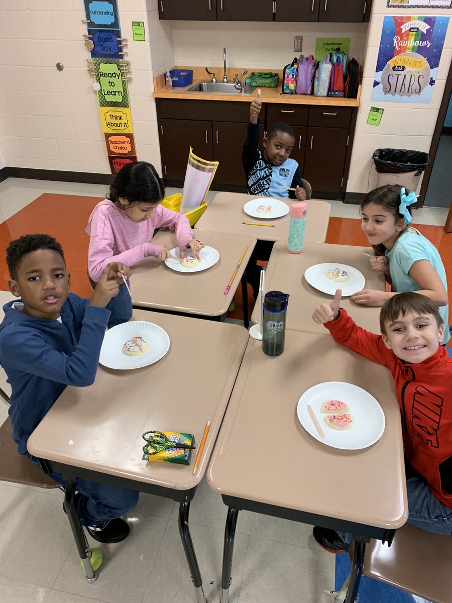 BCEmsharbin's tweet photo. Math is SWEET when you get to partition cookies into equal pieces to learn about fractions. @BCE_Bucks @goostreek https://t.co/CryCOgo54o