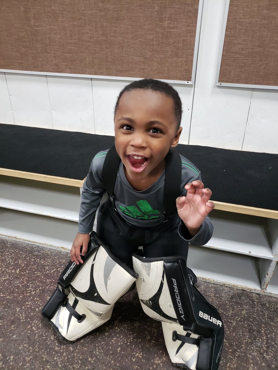 3yearoldskater's tweet photo. Anyone else get to the rink two hours early for their game? #NoJustMe #AskingForAFriend #MiniMiteLife #3YearOldGoalie https://t.co/Ss2PHvgPil