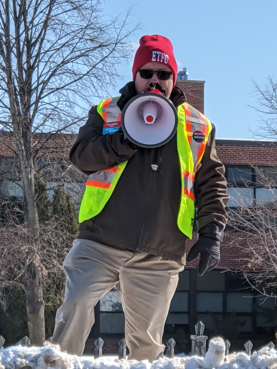 tanya_ottgrl's tweet photo. Comradery and #solidarity among these #sawmillcreekes educators and educators everywhere because we believe #cutshurtkids #ontedstrike #ETFOstrike day 6 in Ottawa #ETFOstrong #ocetf @OCETFO https://t.co/Wj0GyZacQX