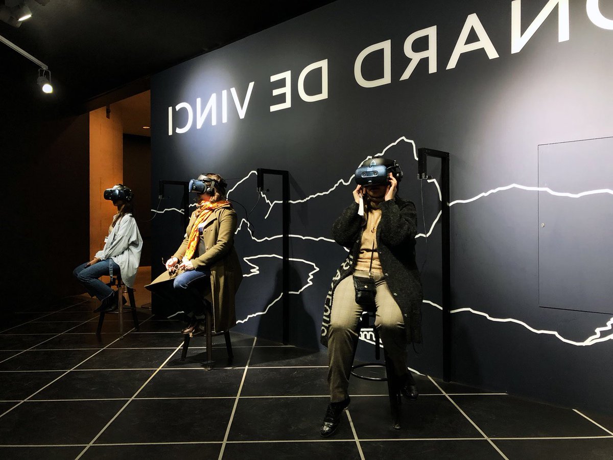 MuseeLouvre's tweet image. L’expérience de réalité virtuelle &quot;En tête-à-tête avec la Joconde&quot; est elle aussi accessible pendant les trois #NuitsLéonard !

👉 Conçue avec #EmissiveVR et le soutien de #htcvivearts, cette expérience vous emmène à la rencontre de la fascinante Monna Lisa. 👀