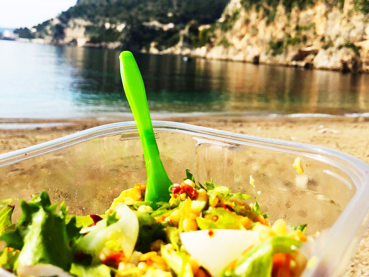 InsiderMallorca's tweet photo. 👩🏽‍💻☀️🌊Wenn die #Mittagspause zum #Kurzurlaub wird, dann ist man auf #Mallorca. Mit Salat und Kundin am #Strand...#barfuß im Februar. Ich schick euch sonnige Grüße!!☀️☀️☀️
#Vegetarisch #Meer #Sonne #Medienmarketing #Medien #Pause https://t.co/WEsNRWZrwu