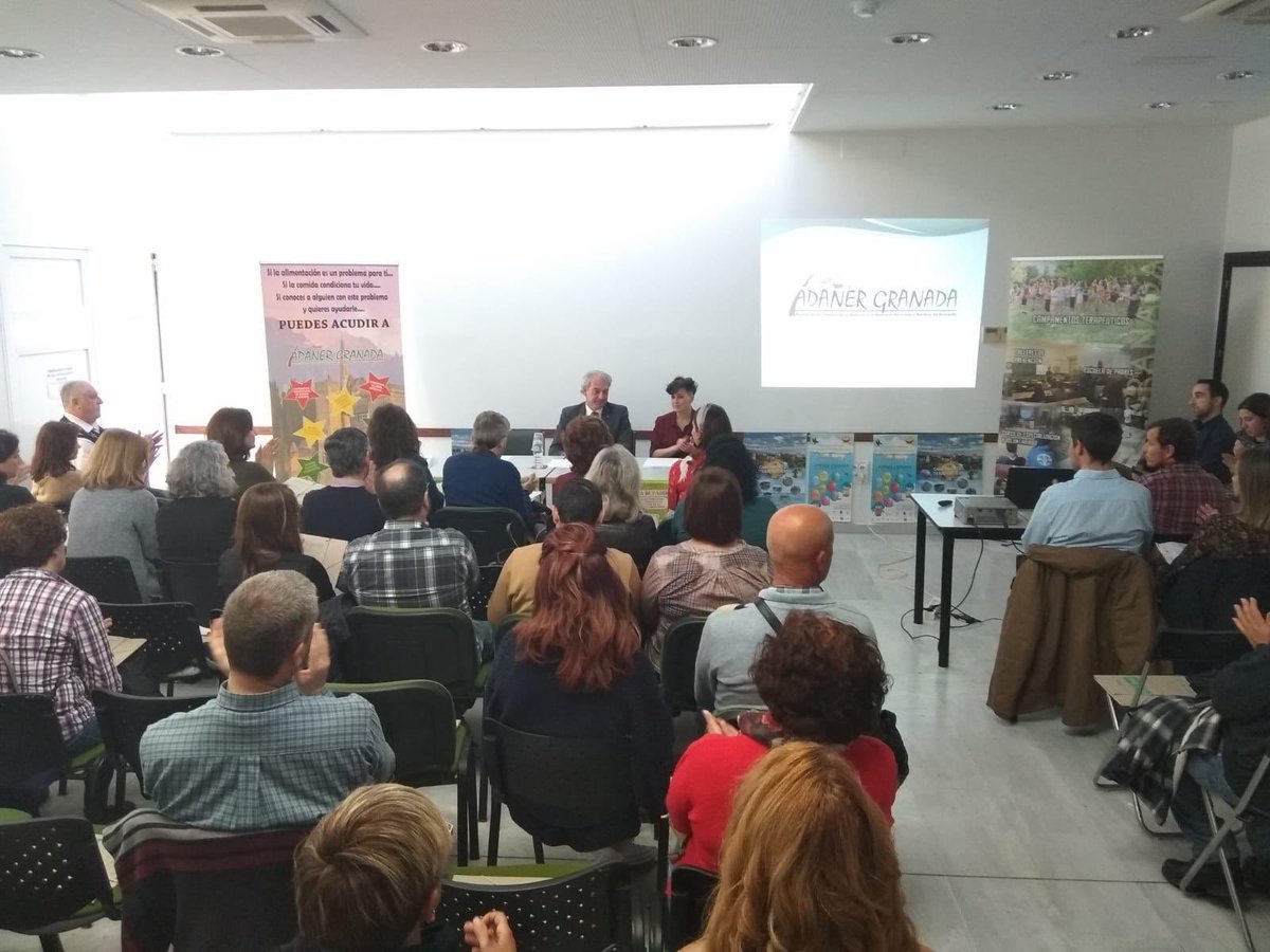 DchosSocialesGR's tweet photo. Esta tarde el concejal de @DchosSocialesGR @huertas73 ha estado inaugurando la escuela de padres de #Adaner Es fundamental conocer las herramientas para prevenir o atajar los problemas derivados de la conducta alimentaria https://t.co/11M4soajLi