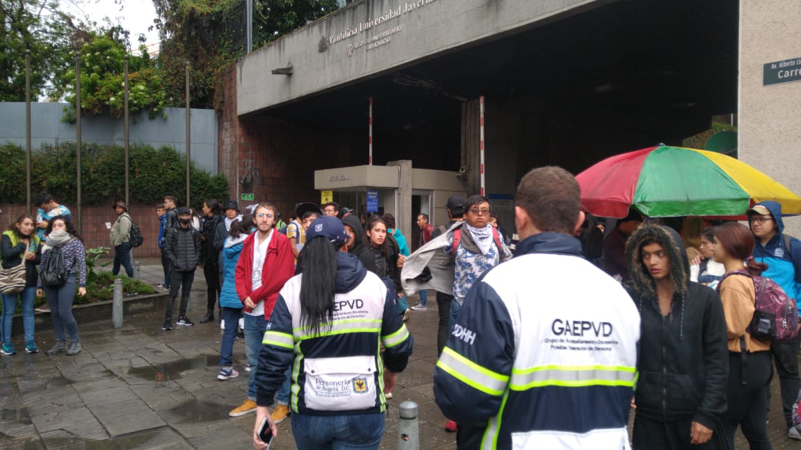 #AEstaHora en garantía de derechos, el grupo GAEPVD de la Personería de Bogotá, verifica intervención de la fuerza pública para garantizar la movilidad en la cra 7 con calle 40, frente a la universidad Javeriana y Universidad Distrital.