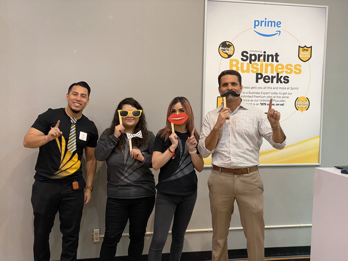 Mo Valley Mall iMobile working on a business opportunity!  They see the light...  had to get them this sprint business kit!!  @sprintbusiness <a href="/KimGreenKerr/">Kim Kerr</a> <a href="/JerrySo5/">Jerry So</a>
