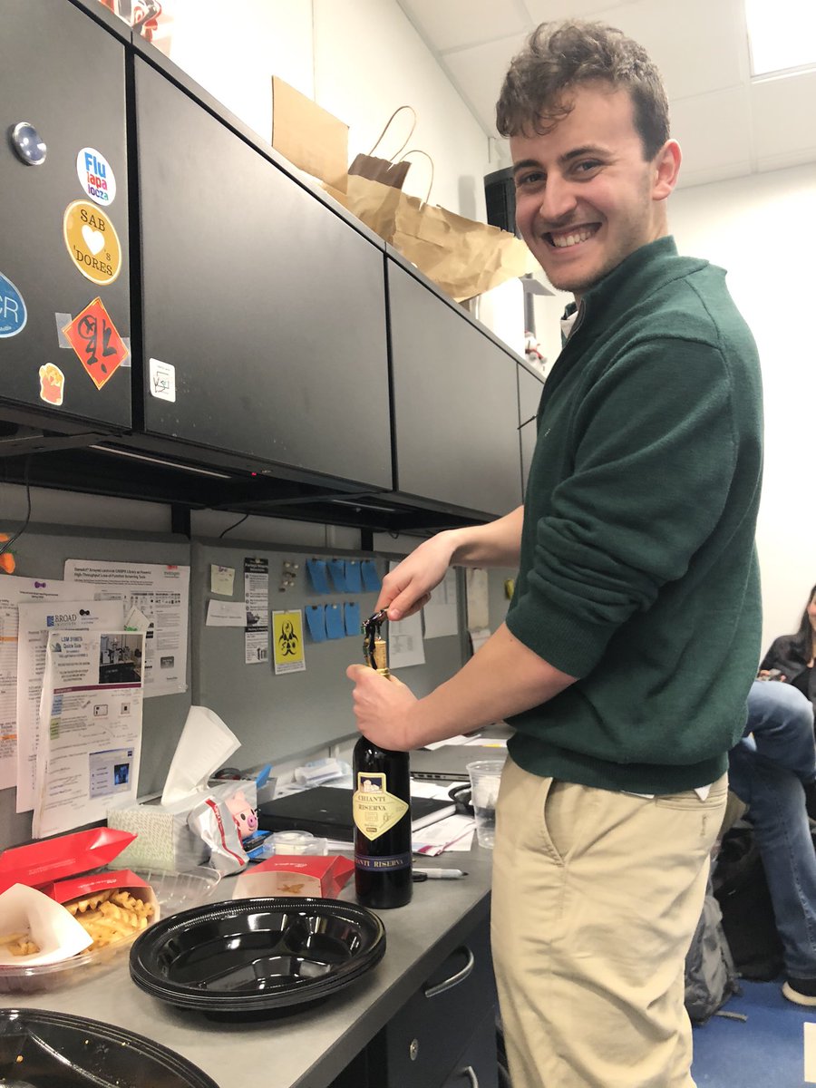 SirvonHammock's tweet photo. @AlexofSomeSorts redeems himself this #WineFriDay #WillScienceforDonuts #WillScienceforWine #WillScienceforChickfila #Biotechokogu #TGIF #ThisIsGradSchool #KeepingUpWithTheLippmannLab @LippmannLabVU @VUEngineering https://t.co/gzCgMowDq2