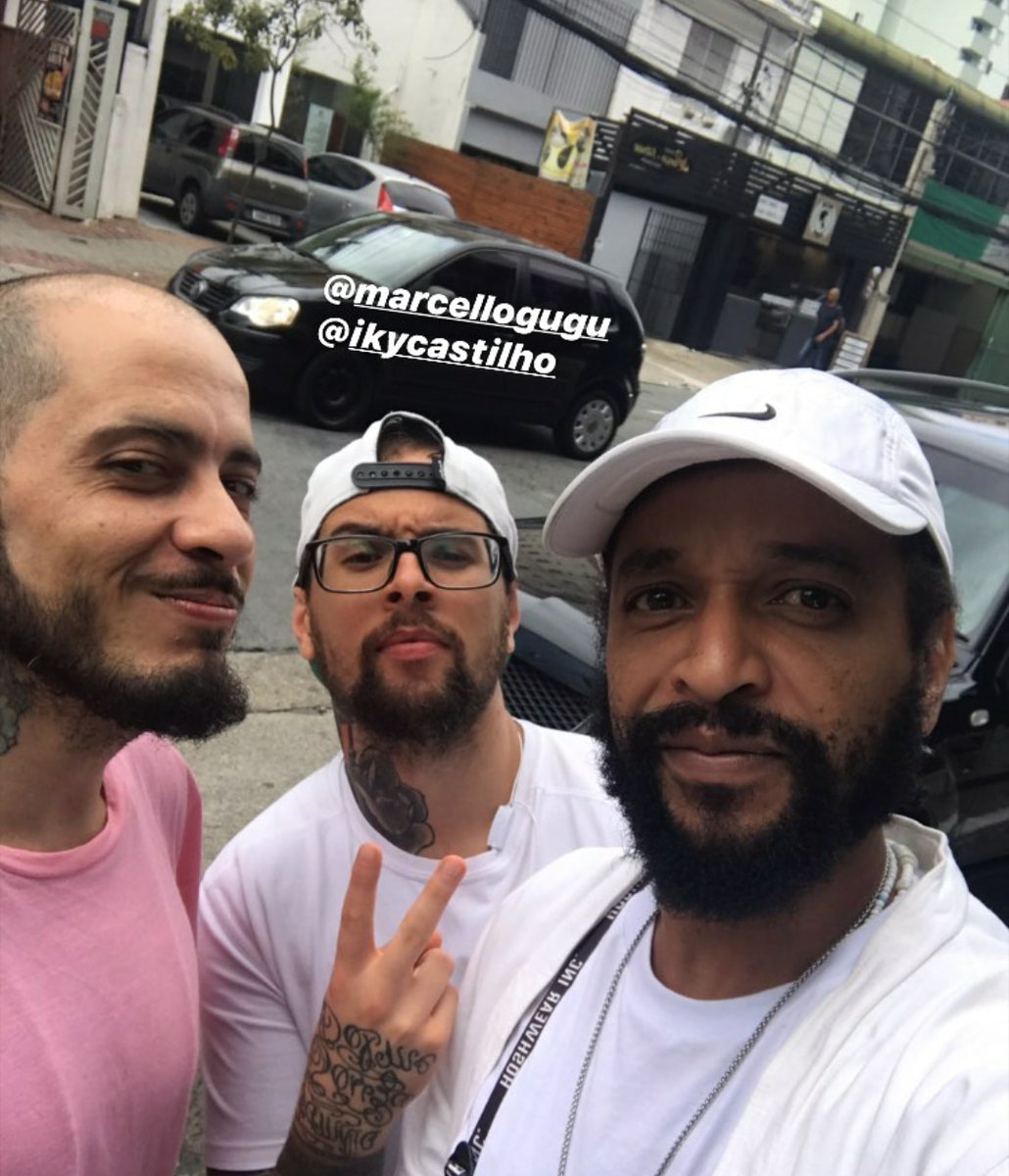 marcellogugu's tweet photo. Nas encruzilhadas da vida, Èsù fala de mil formas ♥️♥️♥️ (eu @Iky_Castilho e @McMaxBO e, se contar como nois se tromba, ninguém acredita!)
_____________________________________
📸 Roubei do insta do @McMaxBO 😂😂😂 https://t.co/4G8qt5oaG7