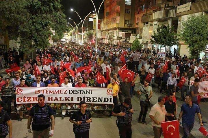 MeLiL_73's tweet photo. 15 temmuz darbe gecesi şırnak askeriyeden askerler ankaraya uçmak için cizre havaalanına giderken cizre köprüsünde yollarnı kesen çoluk çocuk kadın yaşlı  cizreliler oldu Sayın BAŞKANIMIZ @RTErdogan
cizreliler vatanını çok seven bir millet!..
Cizreye #hakverin https://t.co/JNyXWdFngS