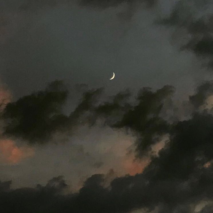 ih2mza's tweet photo. وروني صور البحر والغيوم وشاركوني الابيات الجميلة https://t.co/jgCCROQijE