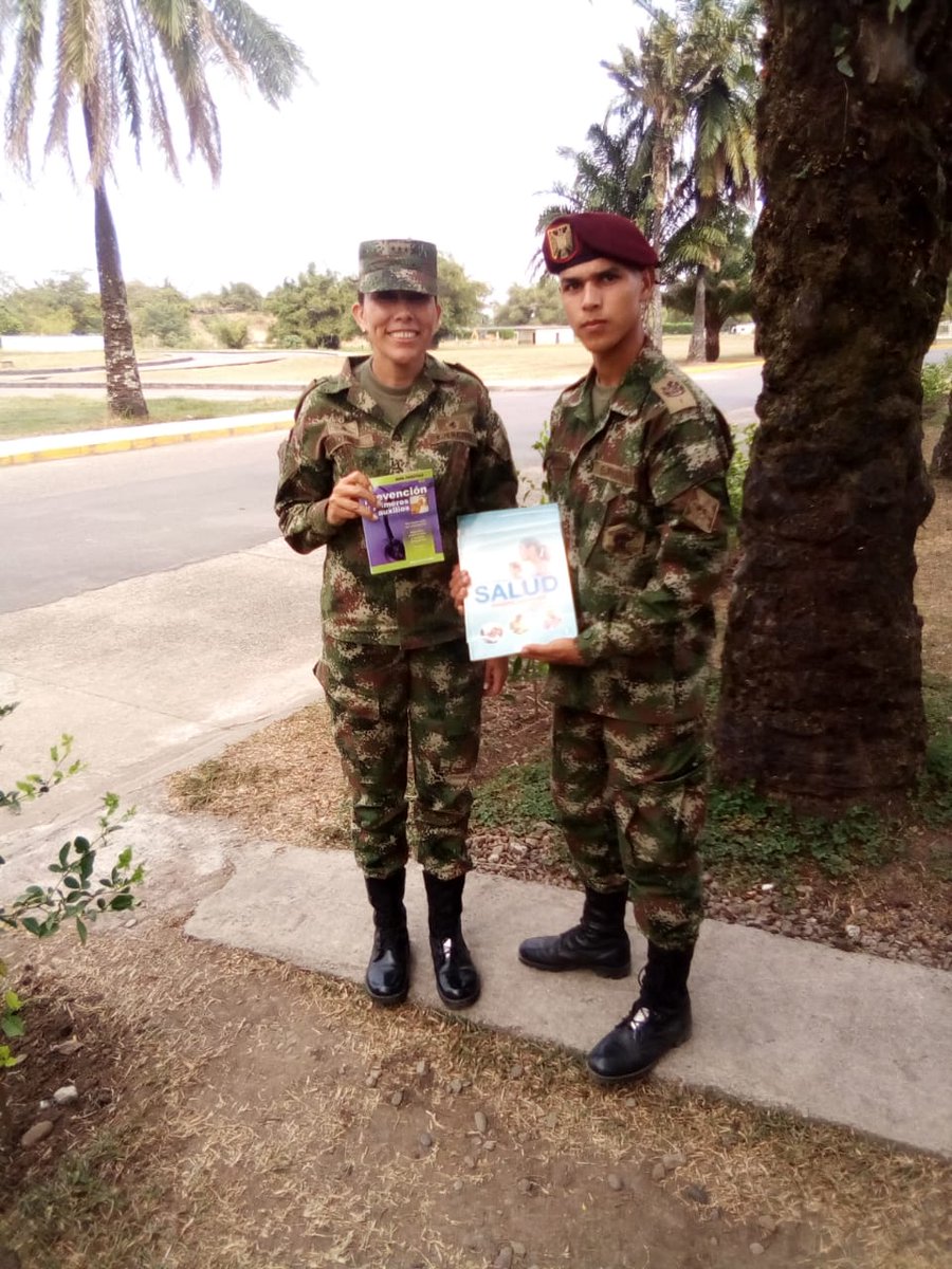 ReservaBr7's tweet photo. #EnImágenes Los Profesionales Oficiales de Reserva #séptimabrigada fomentan la lectura en los soldados profesionales del Batallón #BAFUR4 desarrollando el proyecto de la Biblioteca Rodante. https://t.co/QCdxnnxhby