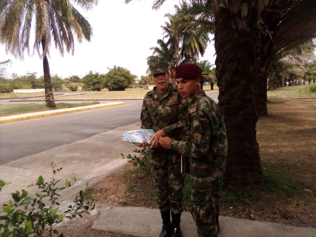 ReservaBr7's tweet photo. #EnImágenes Los Profesionales Oficiales de Reserva #séptimabrigada fomentan la lectura en los soldados profesionales del Batallón #BAFUR4 desarrollando el proyecto de la Biblioteca Rodante. https://t.co/QCdxnnxhby