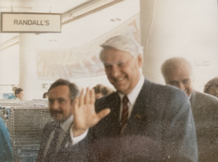 That time #BorisYeltsin visited a #Houston <a href="/Randalls_Stores/">Randalls</a> -- it's now an opera <a href="/operaheights/">Opera in the Heights</a> The former store manager recalls that day &amp; we learn about the comic retelling HERE: bit.ly/2Vdlii2 <a href="/HoustonPubMedia/">Houston Public Media</a>