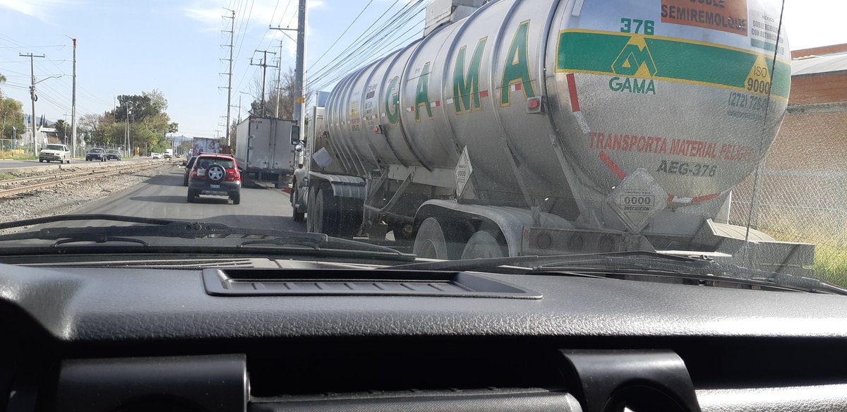 efrain0506's tweet photo. @SSPMQueretaro su apoyo para infraccionar y liberar el acceso 3 afuera de la empresa invista, estan obstruyendo la via y generando caos vial. https://t.co/TINVgtLySo