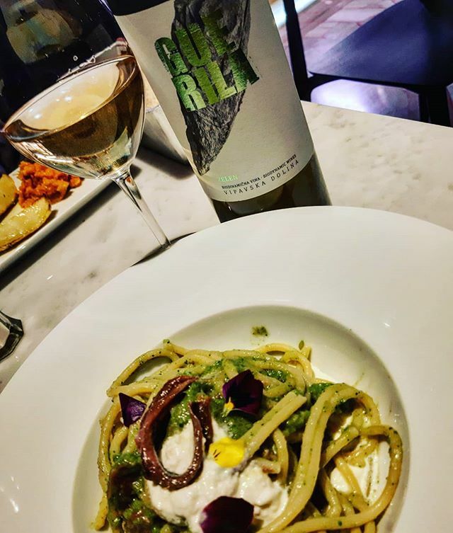 diveteree's tweet photo. Provare nuovi vitigni come lo sloveno Zelen di @vipavavalley_official da @salumeriamazzone con il prezioso consiglio di @lorenaoddone 
Mentolo e Lime su un velo di sapidità perfetto con spaghetto i con burrata
.
#slovenia #zelen #vino #vinobianco #vin #w… https://t.co/275Z9IfcyB https://t.co/Kf7z6s6Xdd