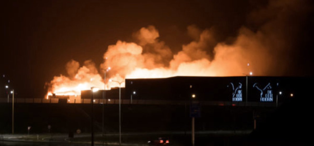 Grote brand bij onze buren. We krijgen veel vragen. Door de ZW wind loopt ons gebouw vooralsnog geen gevaar. Hopelijk is de brand snel meester. #brand #zwaag